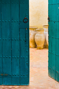 Jarres dans un patio - Fes, Maroc