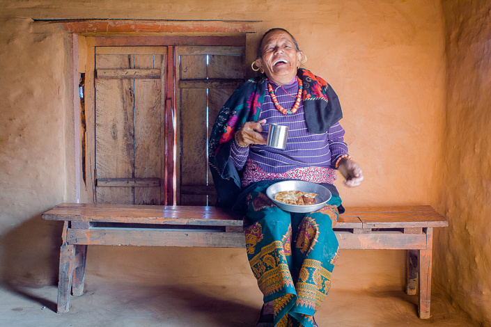 Femme Népalaise prenant son petit déjeuner - Népal