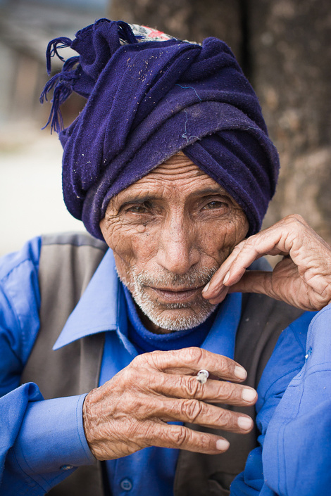 Vieil homme nepalais fumant une cigarette - Pokhara, Népal