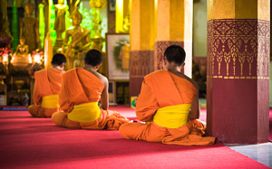 Moines priant dans un temple - Luang Prabang, Laos