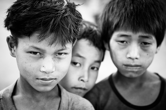 Trois jeunes garçon dans un village akha - Laos