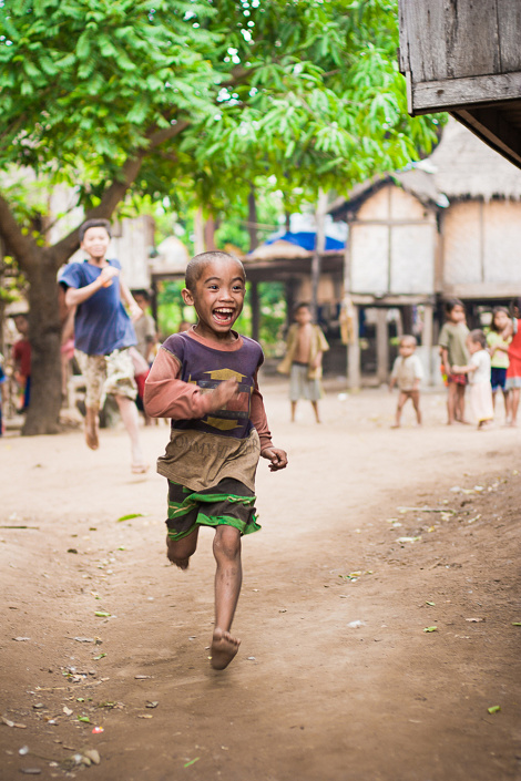 Des enfant jouent dans les rue d'un village - Tad Lo, Laos
