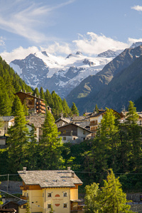 Centre ville de Cogne, Italie. En arrière plan, le Grand Paradis.