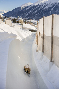 Le Cresta Run, piste de skeleton de St Moritz. Au fond, le village de Samedan, Suisse